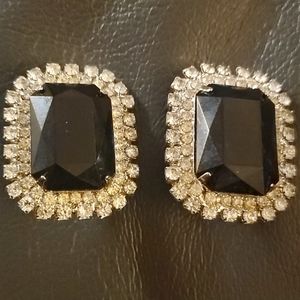 Earings with black pearl and stones around